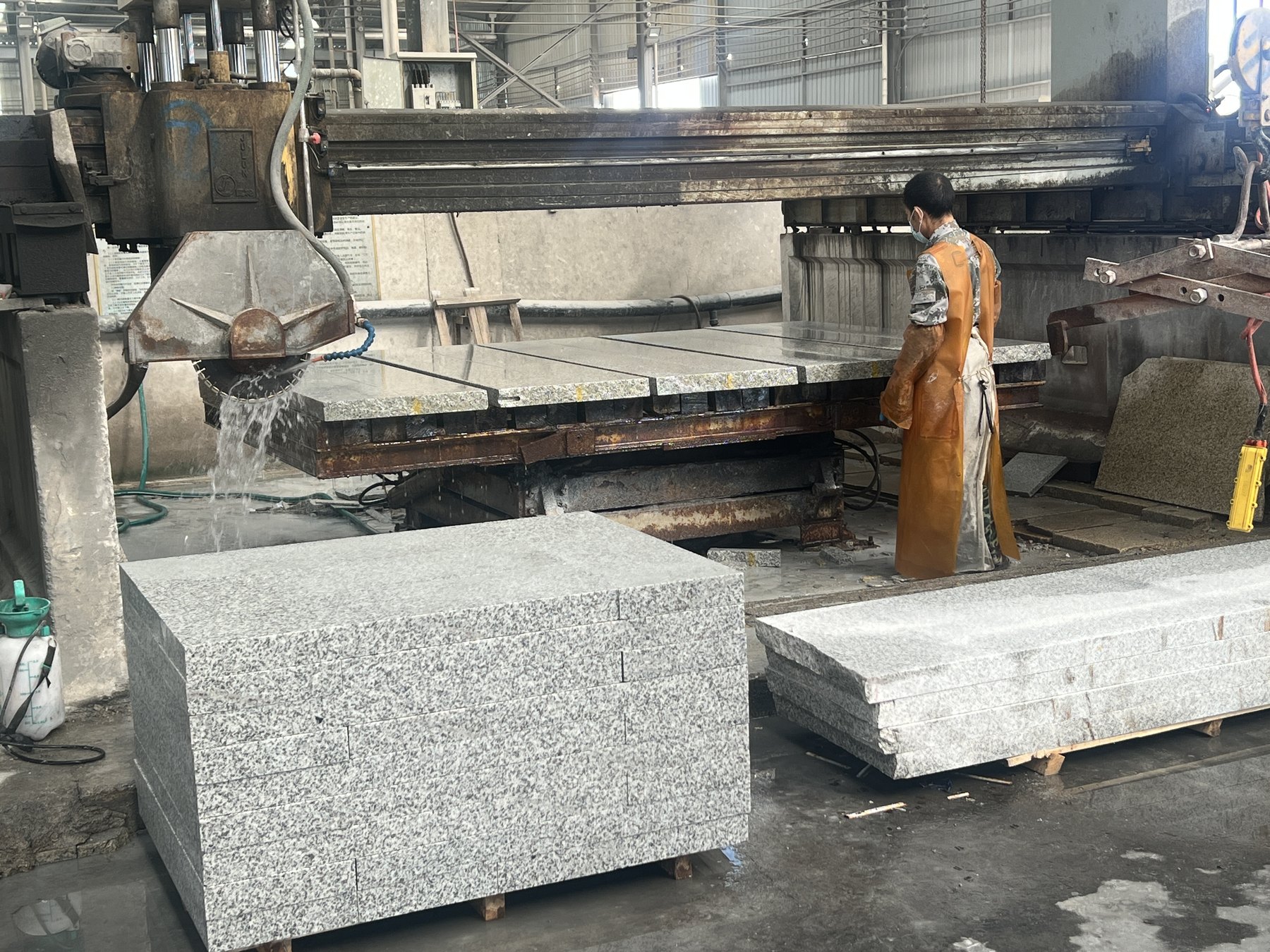 Profiling and cutting slabs to the client's drawings