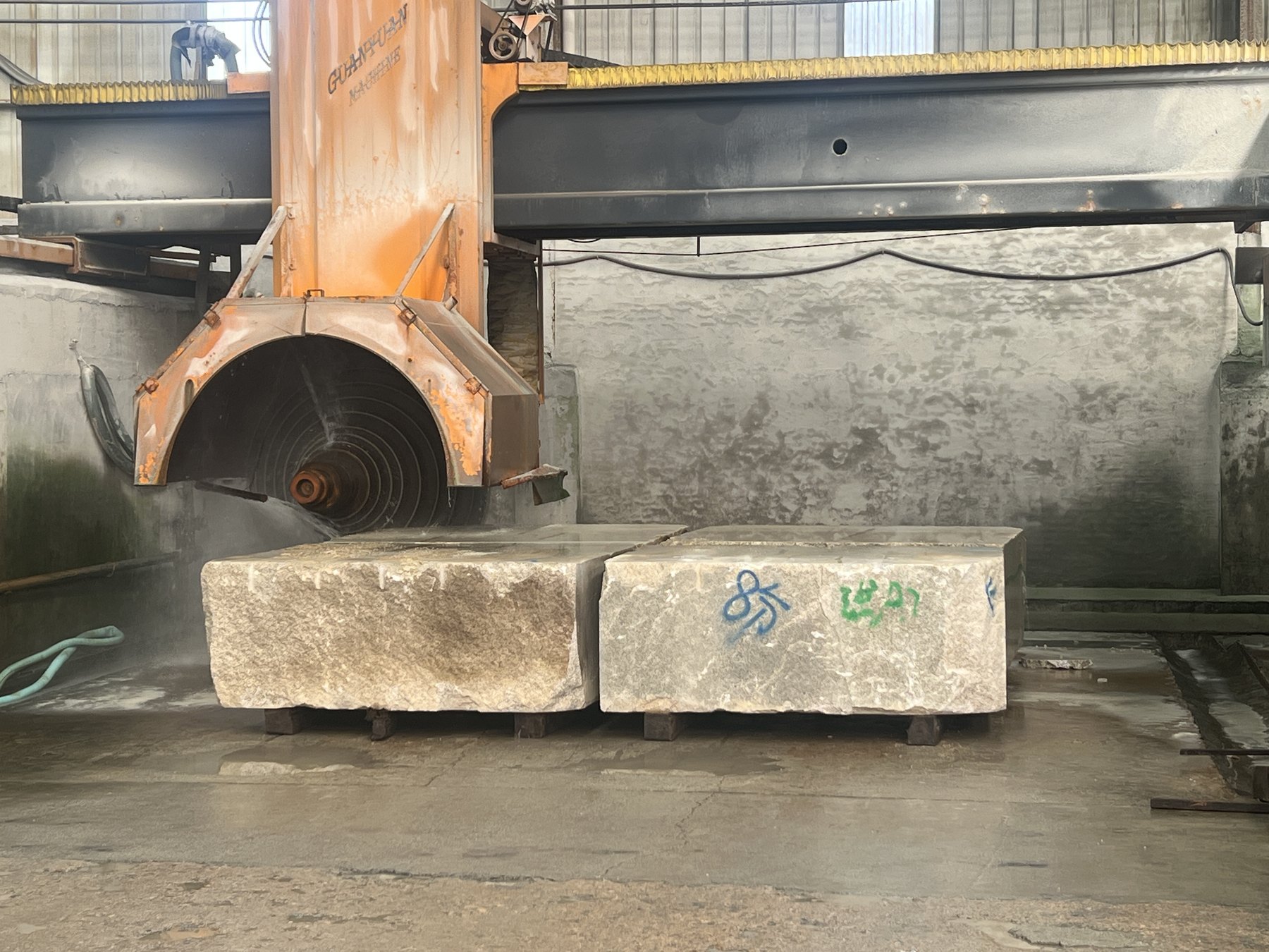 Gang saw cutting G682 blocks reserved for a client order